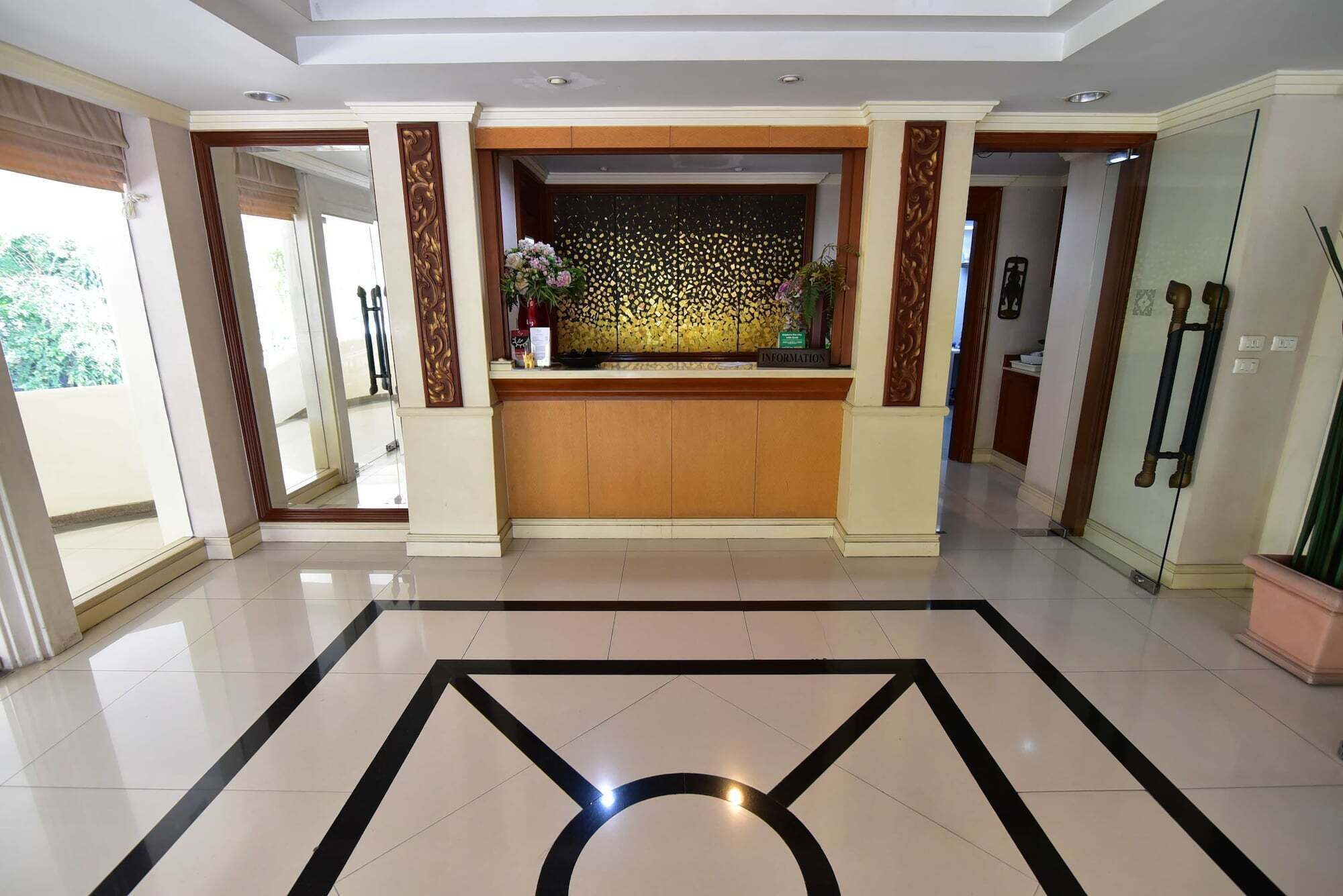 Antique Palace Apartment Bangkok Exterior photo